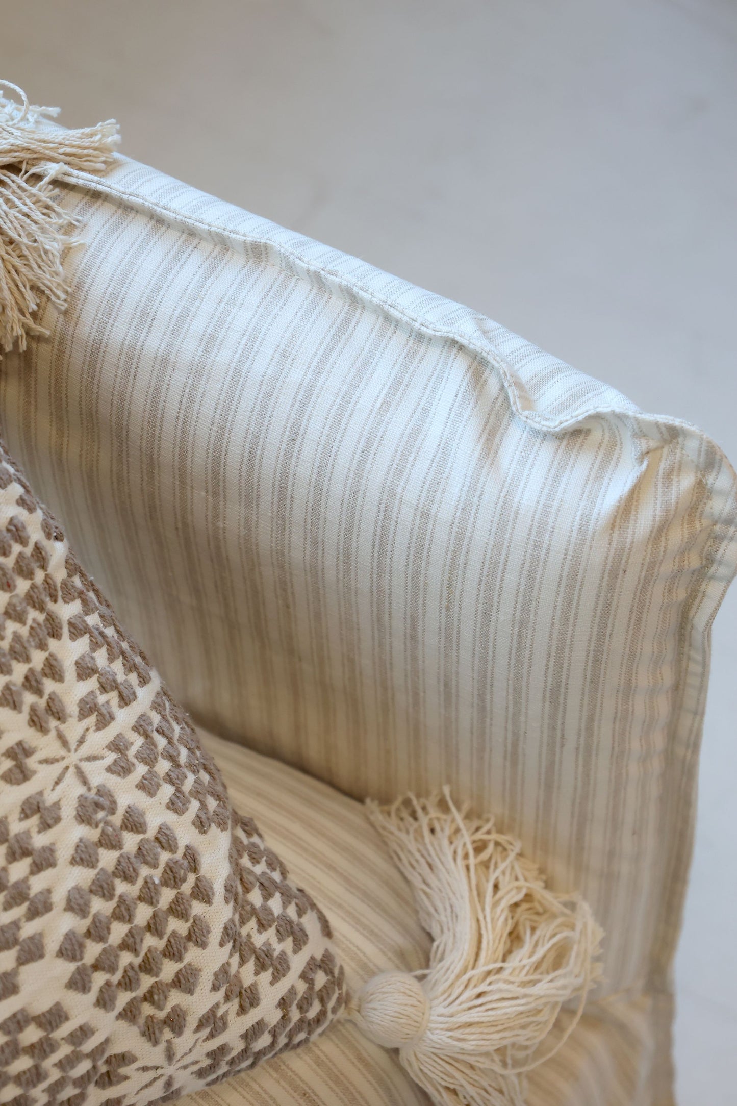Chic Antique Fåtölj Soffa i lin med 5 kuddar creme og latte
