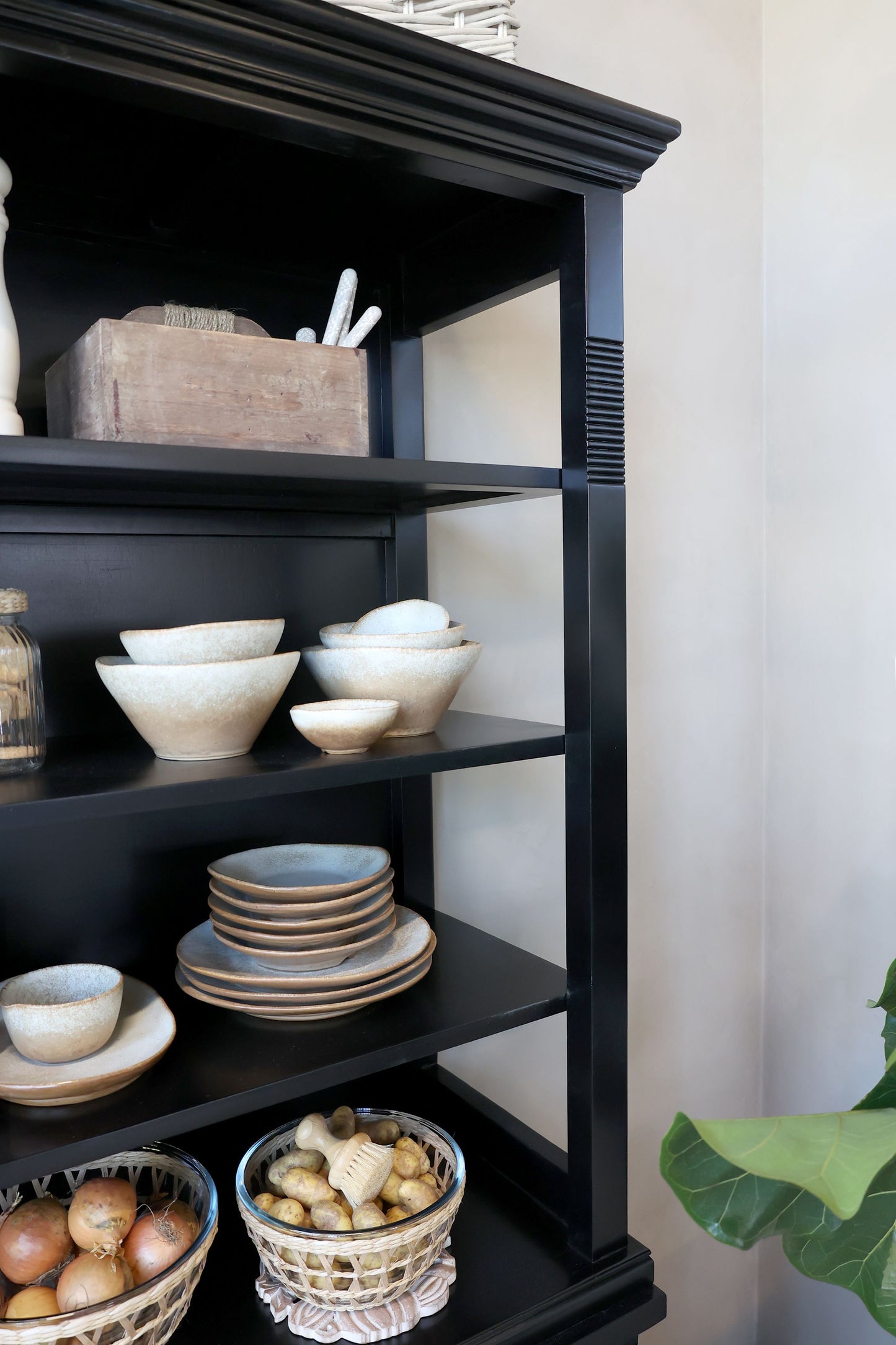 Chic Antique Hylla Marseille med 4 hyllor och 2 dörrar Svart