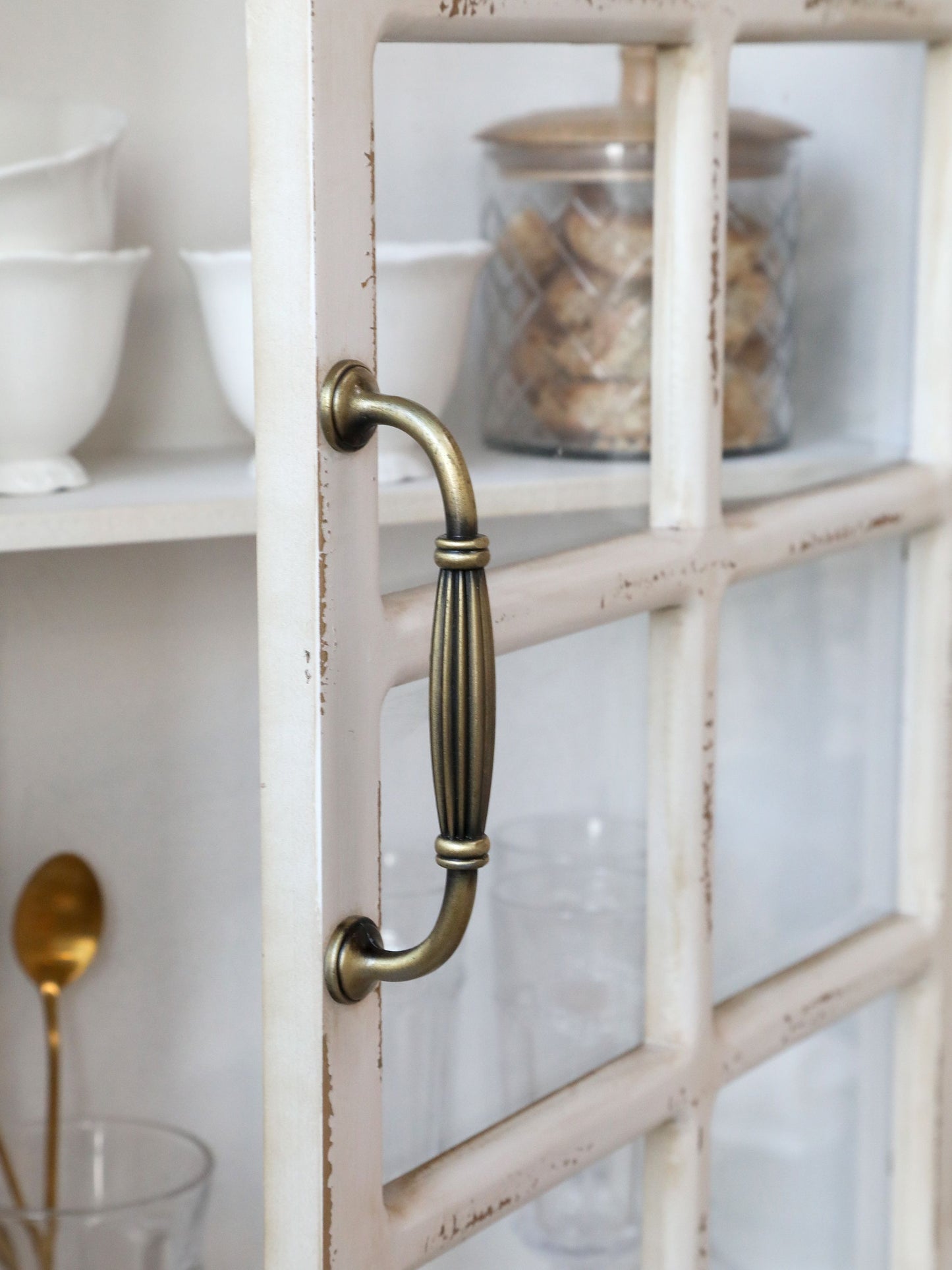 Chic Antique Väggskåp med dekor H70/L44/B17,5 cm antik creme I lager Augusti 2026