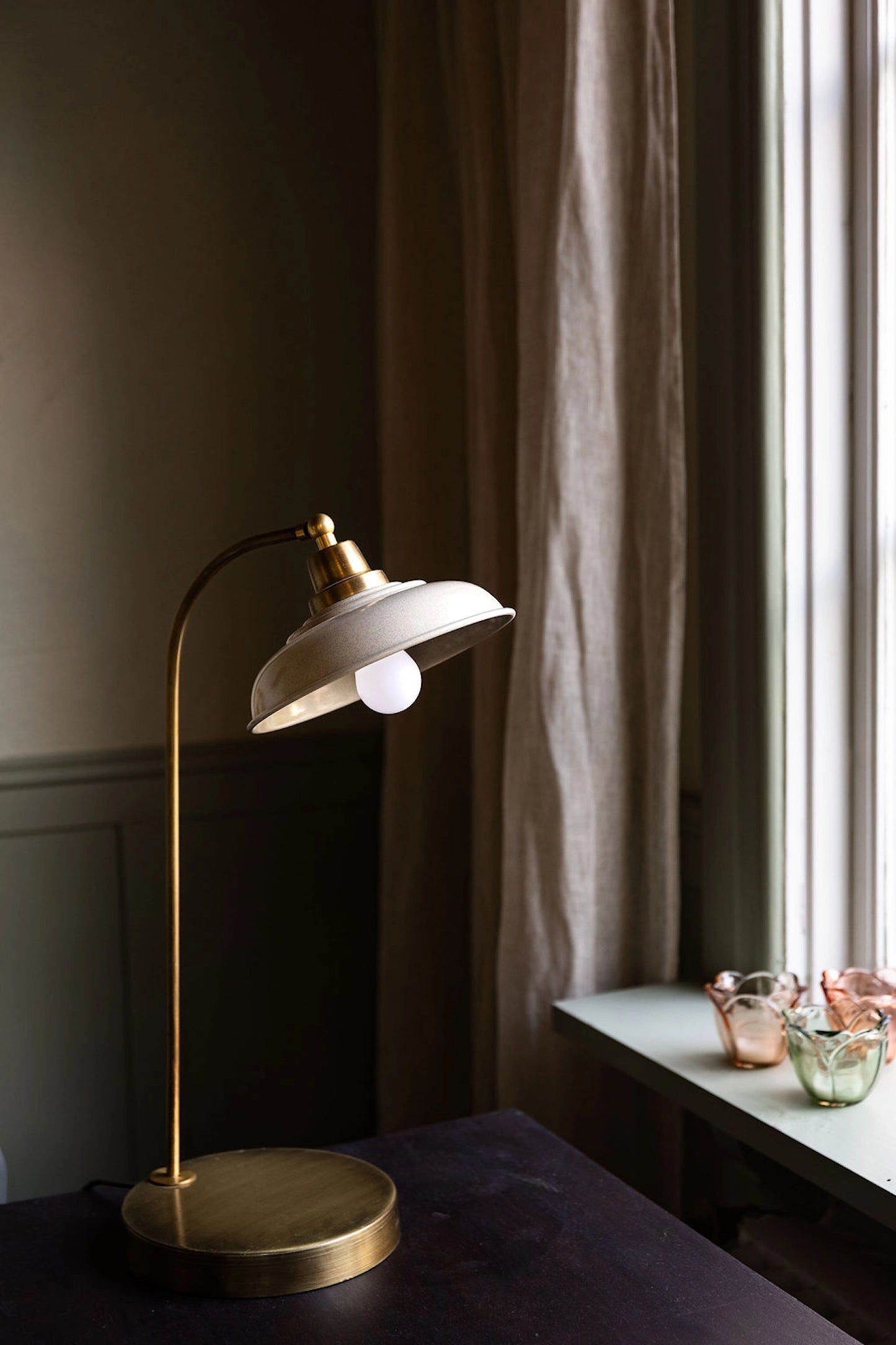 Bordslampa Noa Emalj Sand 30x52cm
