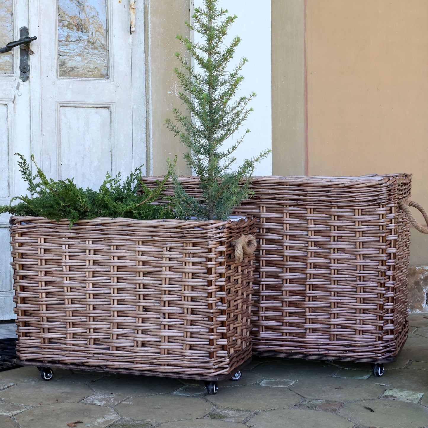 Chic Antique DIV Fransk korg med hjul set om 2 I lager Juli 2026