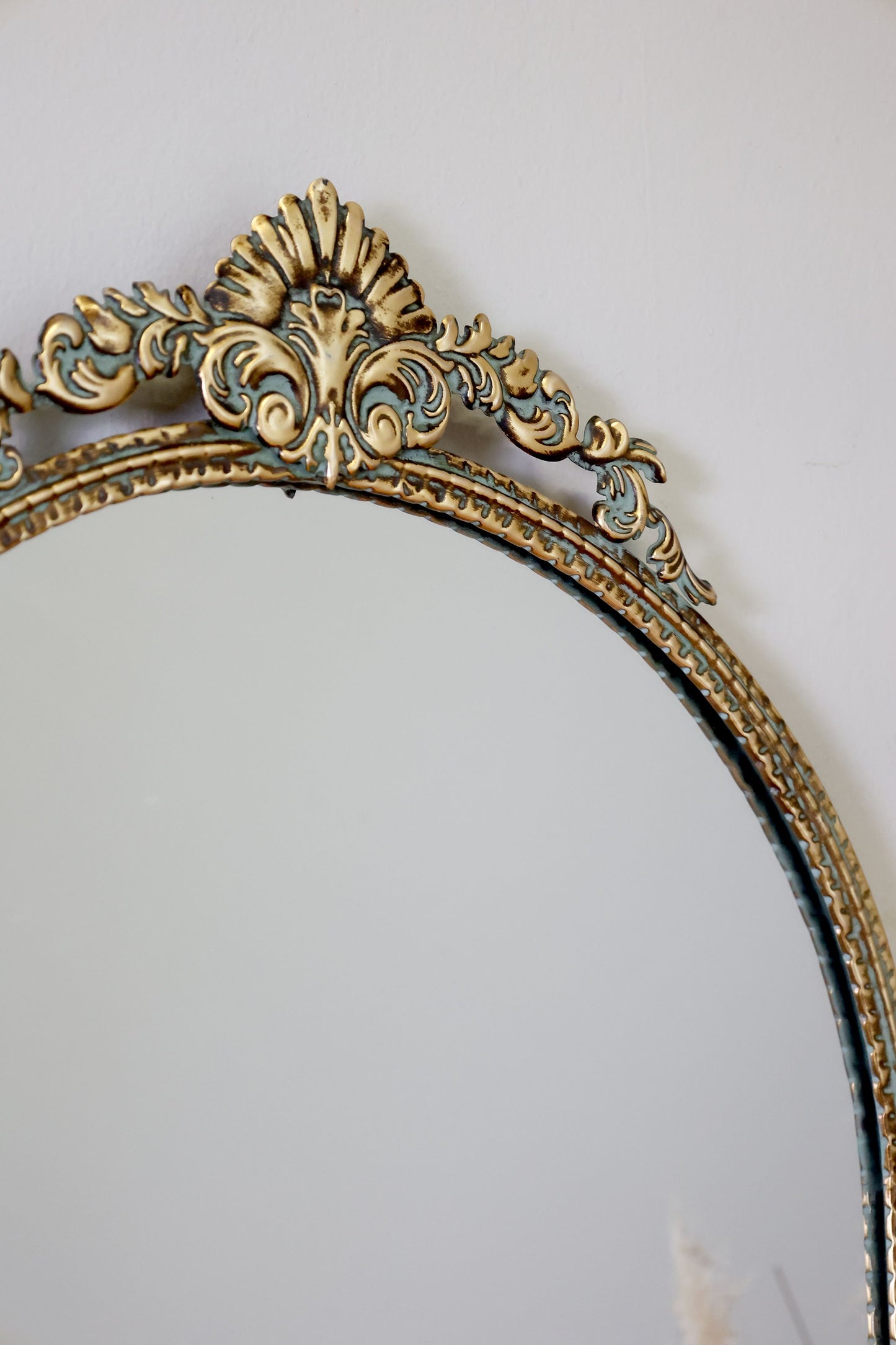 Väggspegel m. pärlkant och dekor H97,5/L51/B3 cm