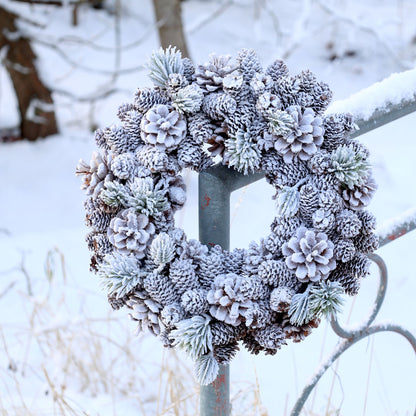 Jul div. Krans med kottar och snö Ø33 cm natur