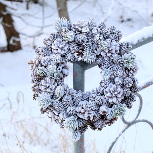 Jul div. Krans med kottar och snö Ø33 cm natur