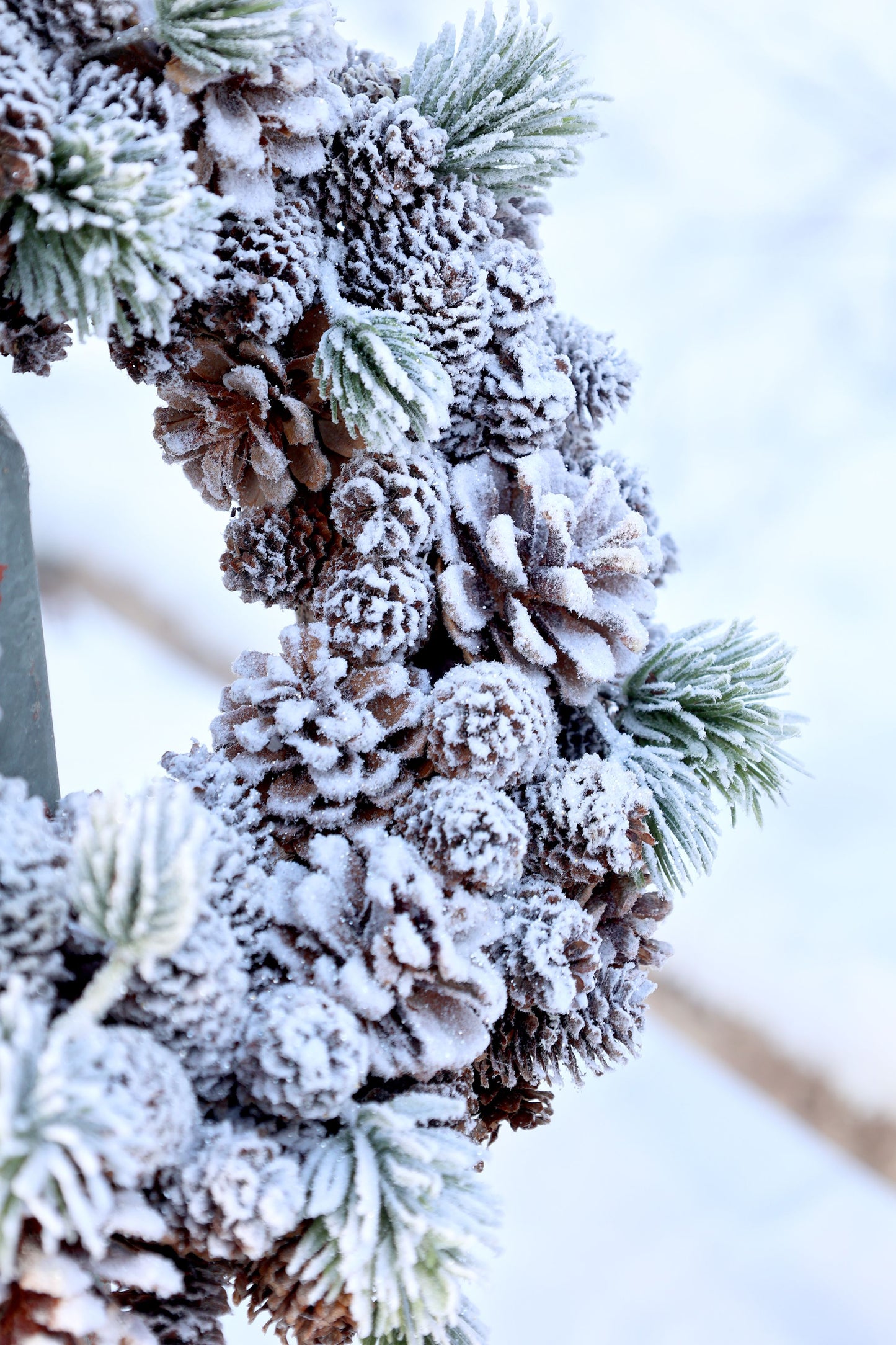 Jul div. Krans med kottar och snö Ø33 cm natur