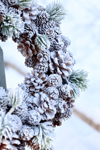Jul div. Krans med kottar och snö Ø33 cm natur