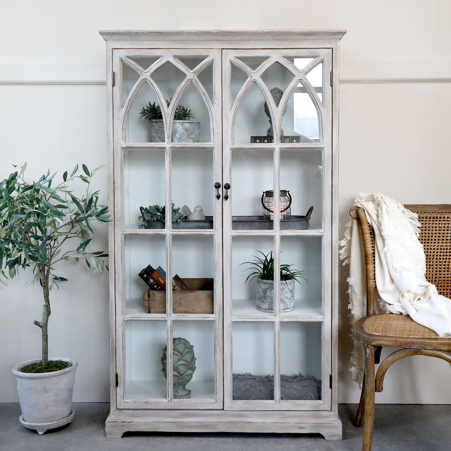 Chic Antique Vitrinskåp m. bågformade glasdörrar