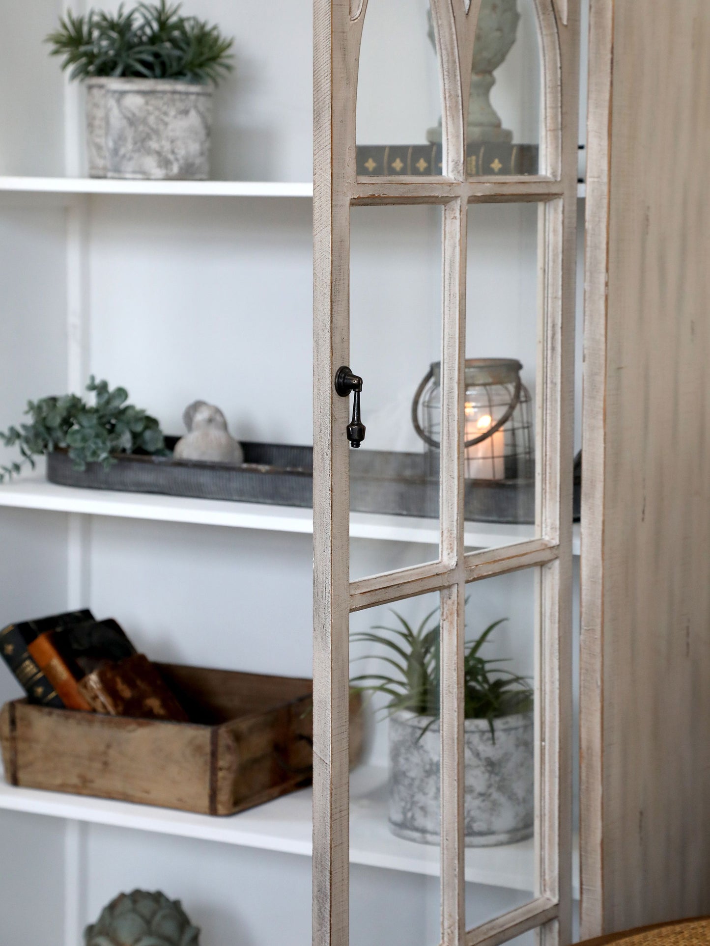 Chic Antique Vitrinskåp m. bågformade glasdörrar