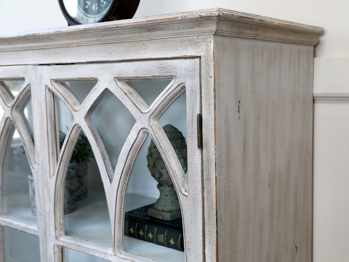 Chic Antique Vitrinskåp m. bågformade glasdörrar