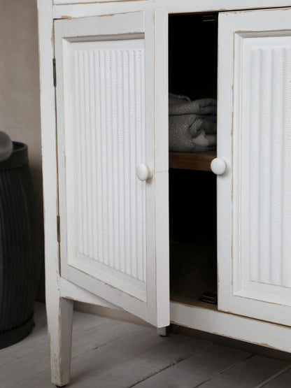 Chic Antique Skåp m. rillor 2 dörrar och 1 låda antik vit