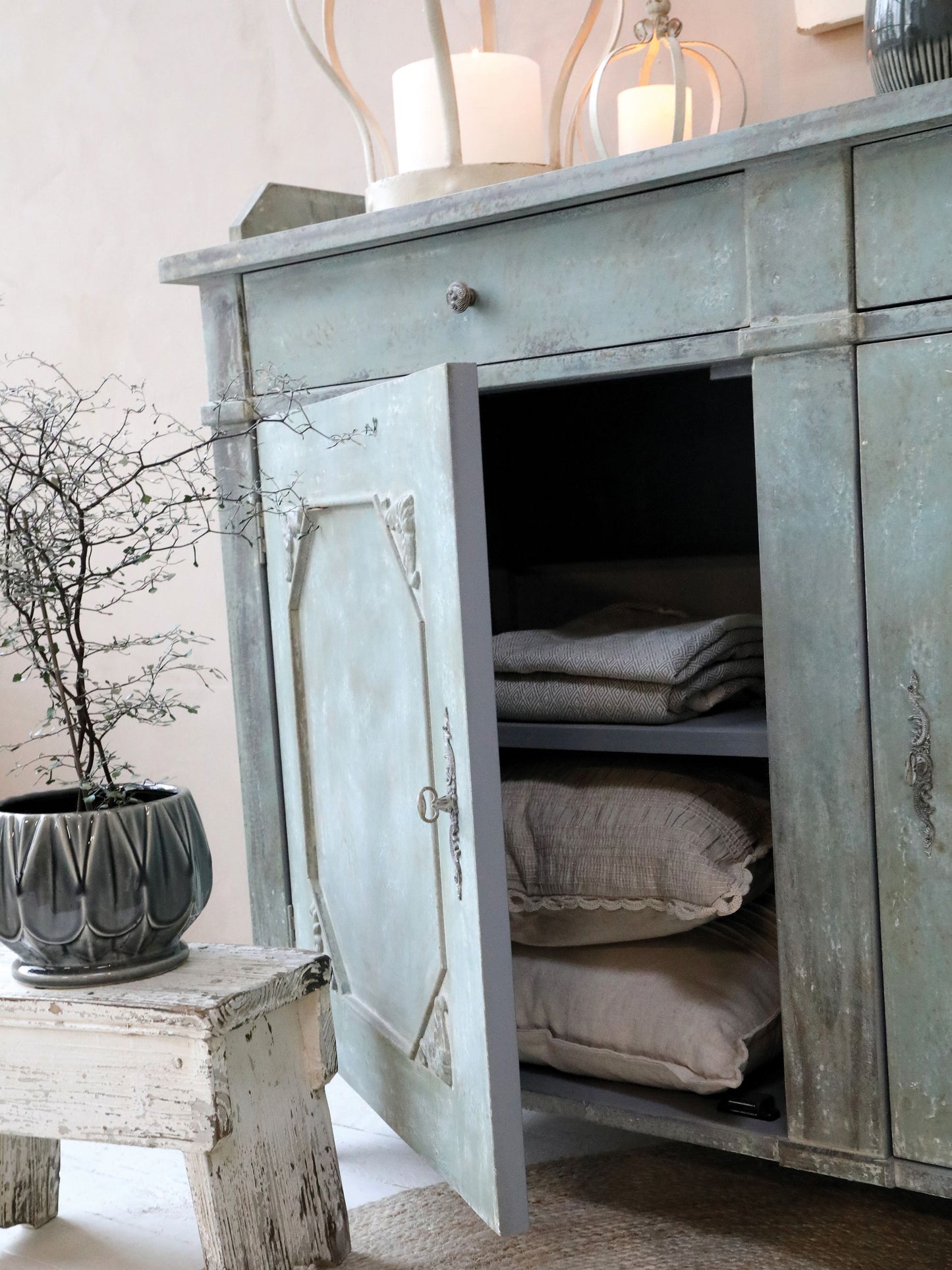 Chic Antique Skänk m. 2 dörrar och 2 lådor antik opal