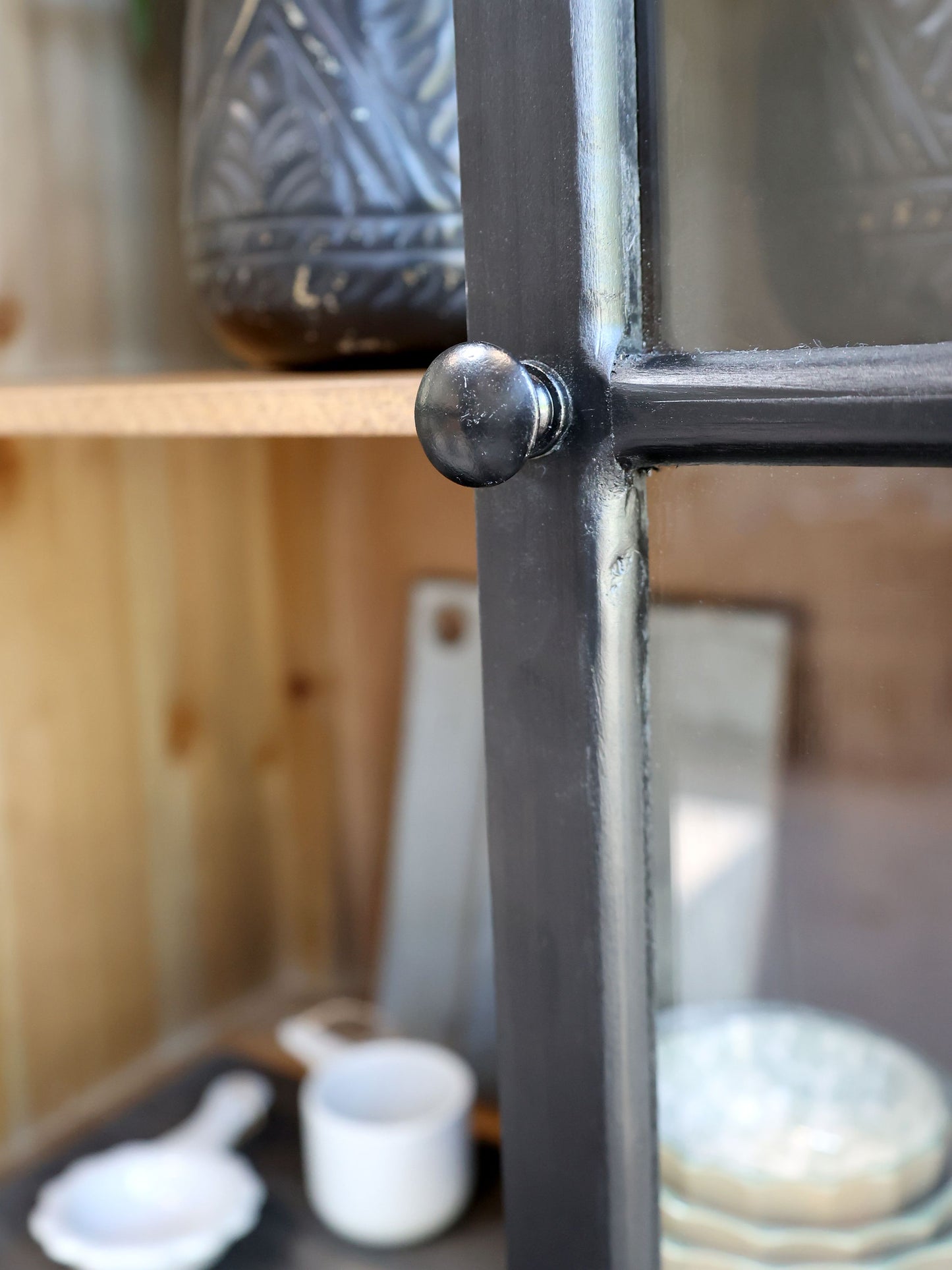 Chic Antique Vitrinskåp m. 2 glasdörrar och 2 lådor