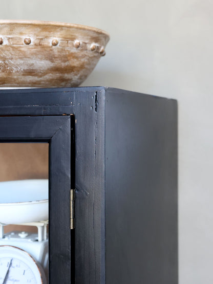 Chic Antique Vitrinskåp med glasdörrar och hyllor