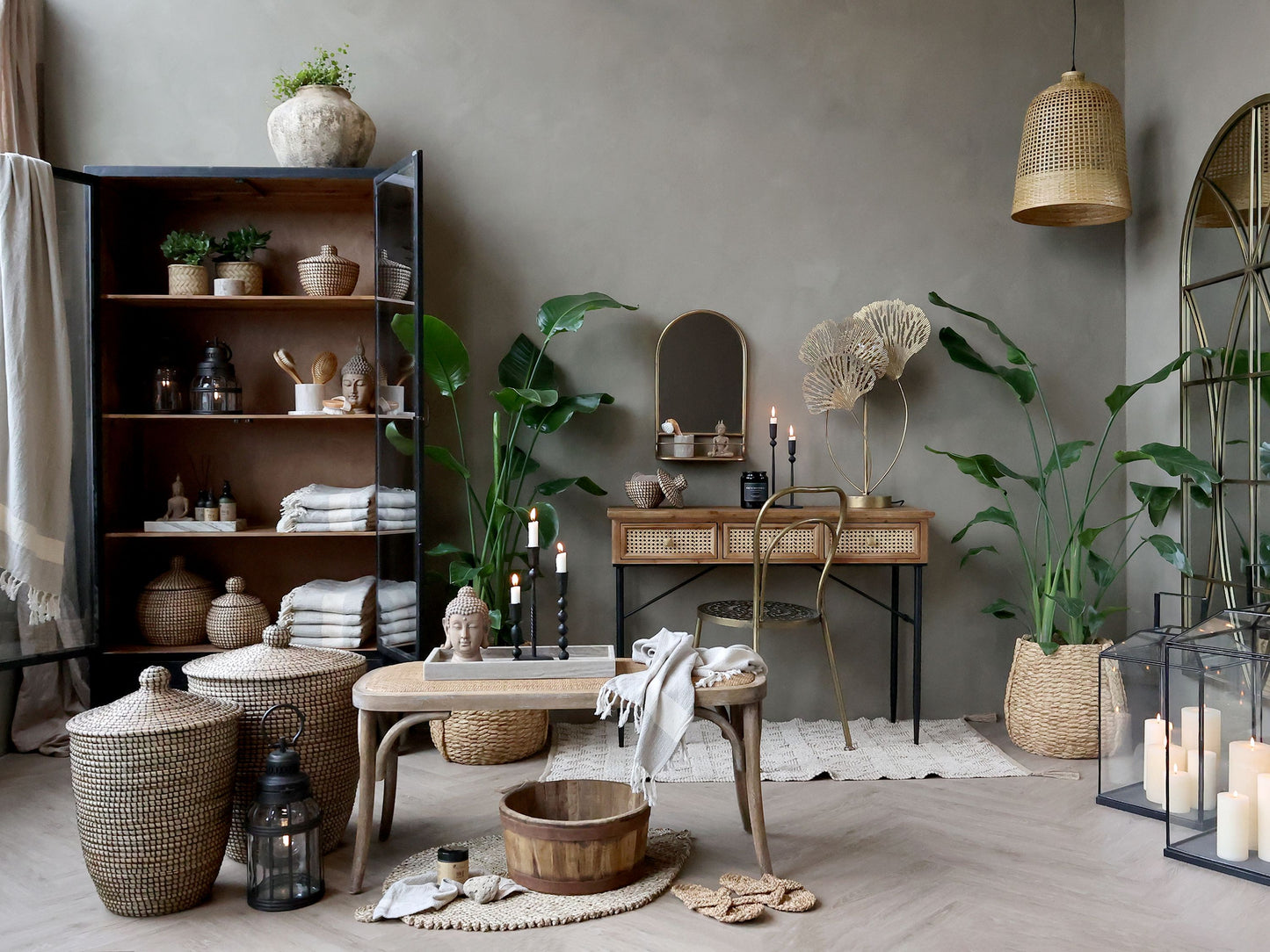 Chic Antique Vitrinskåp med glasdörrar och hyllor