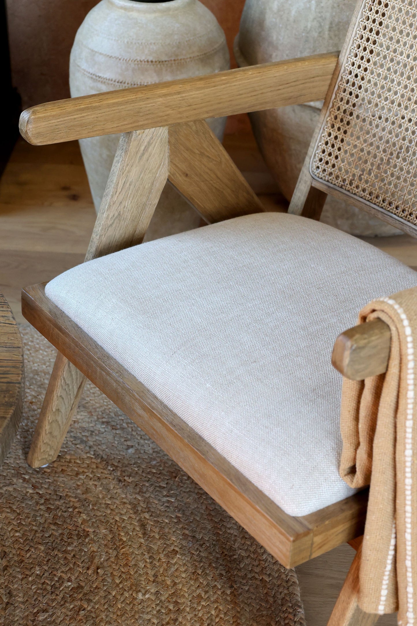 Chic Antique Stol Loungstol med tygsäte och flätad rygg