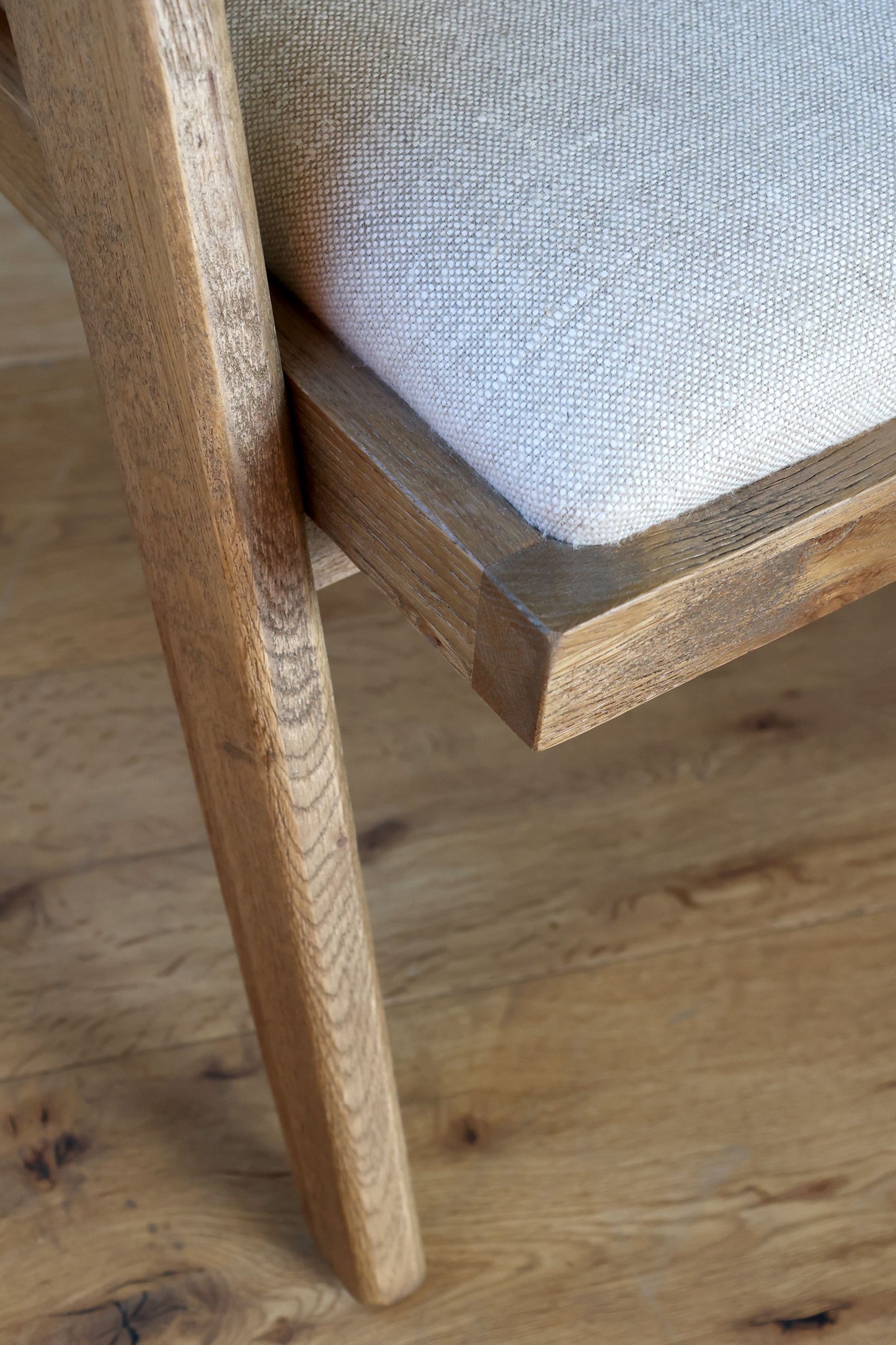 Chic Antique Stol Loungstol med tygsäte och flätad rygg
