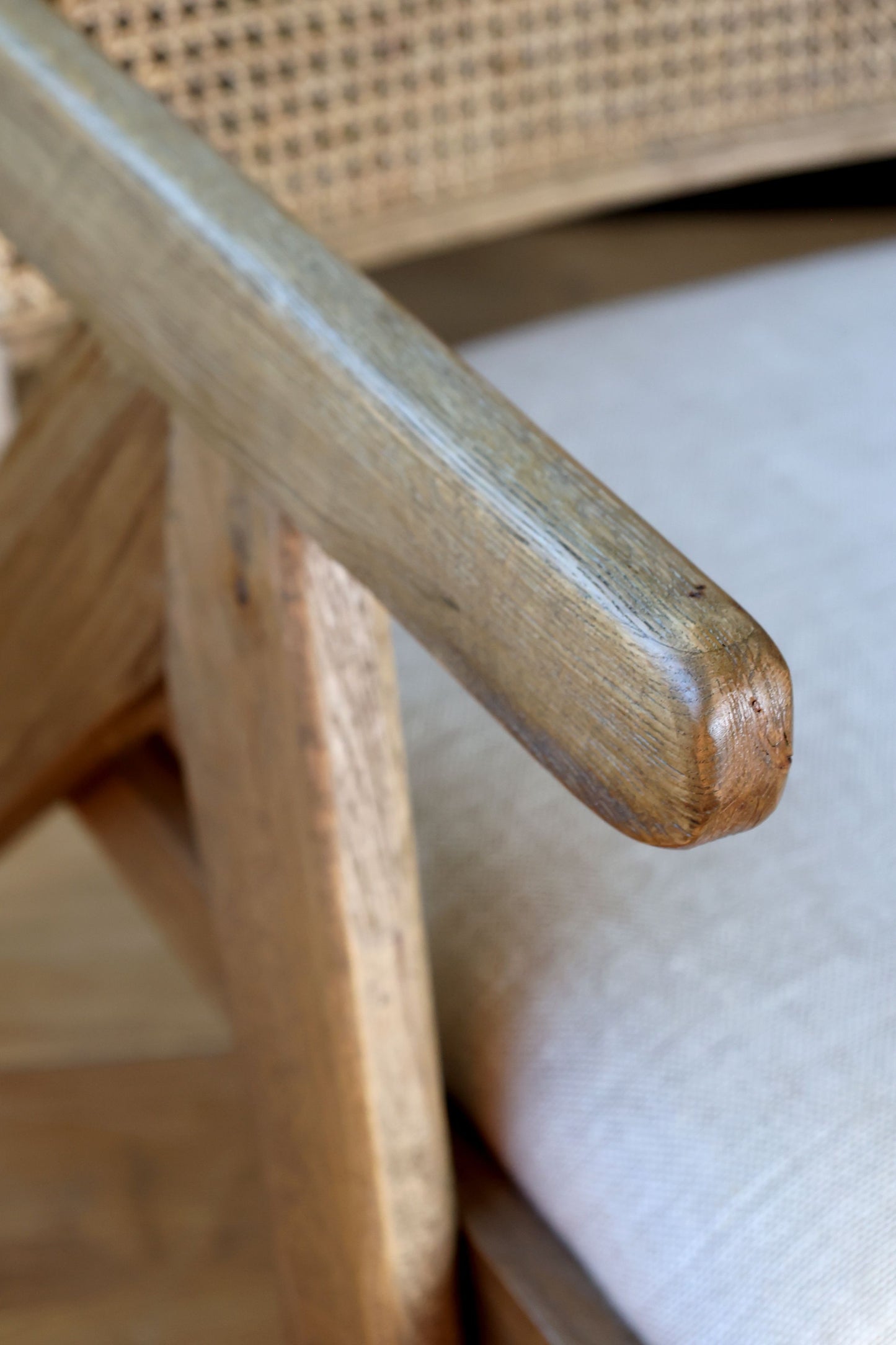 Chic Antique Stol Loungstol med tygsäte och flätad rygg
