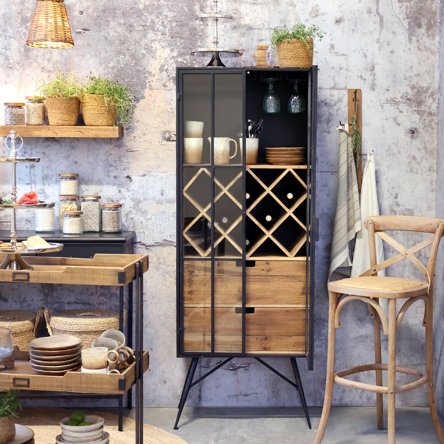 Chic Antique Vitrinskåp med plats för flaskor och glas H170/L65/B36,5