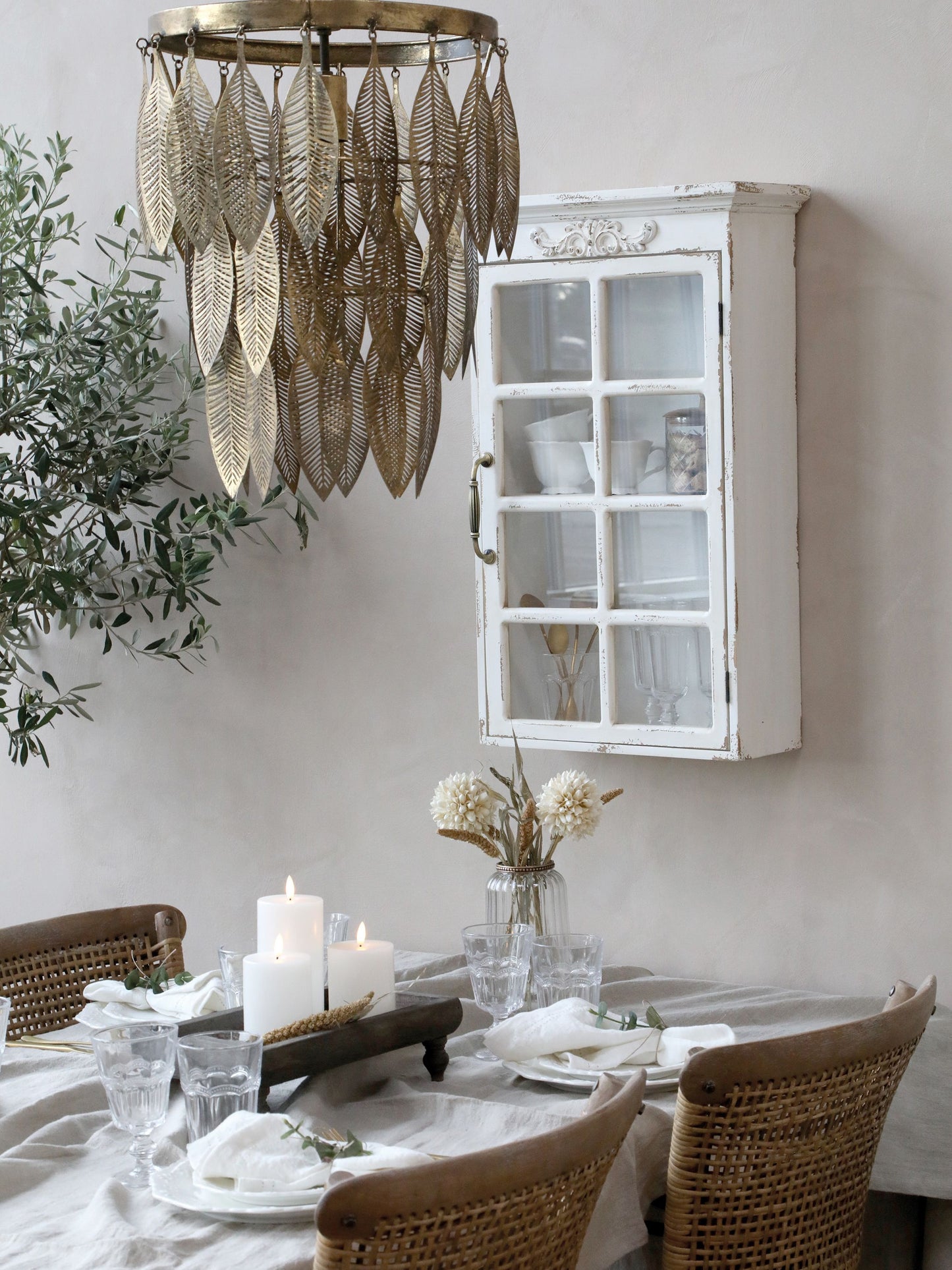 Chic Antique Väggskåp med dekor H70/L44/B17,5 cm antik creme I lager Augusti 2026