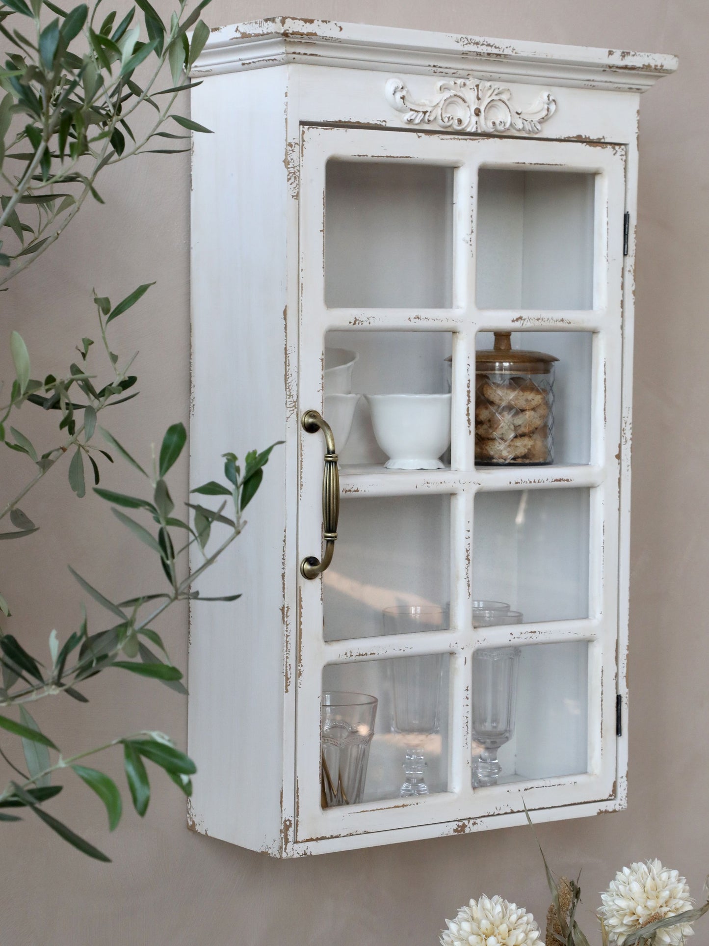 Chic Antique Väggskåp med dekor H70/L44/B17,5 cm antik creme I lager Augusti 2026