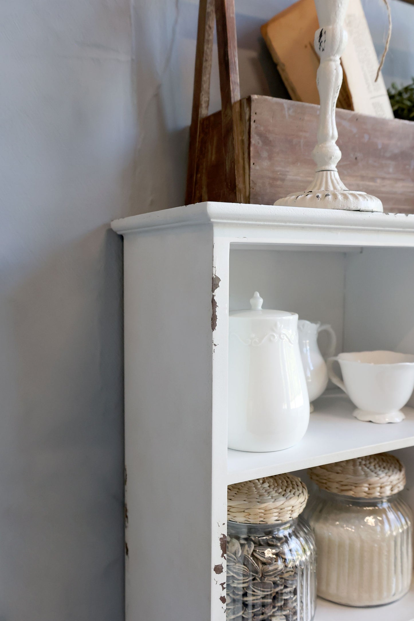 Chic Antique Väggskåp m. 1 dörr och 3 hyllor H61/L56/B19 cm antik creme