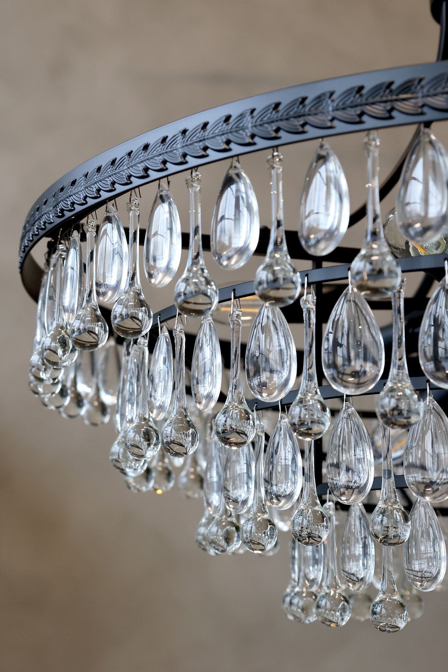 Chic Antique Lampa Versailles Ljuskrona med droppformade glasprismor H57/Ø70 cm svart