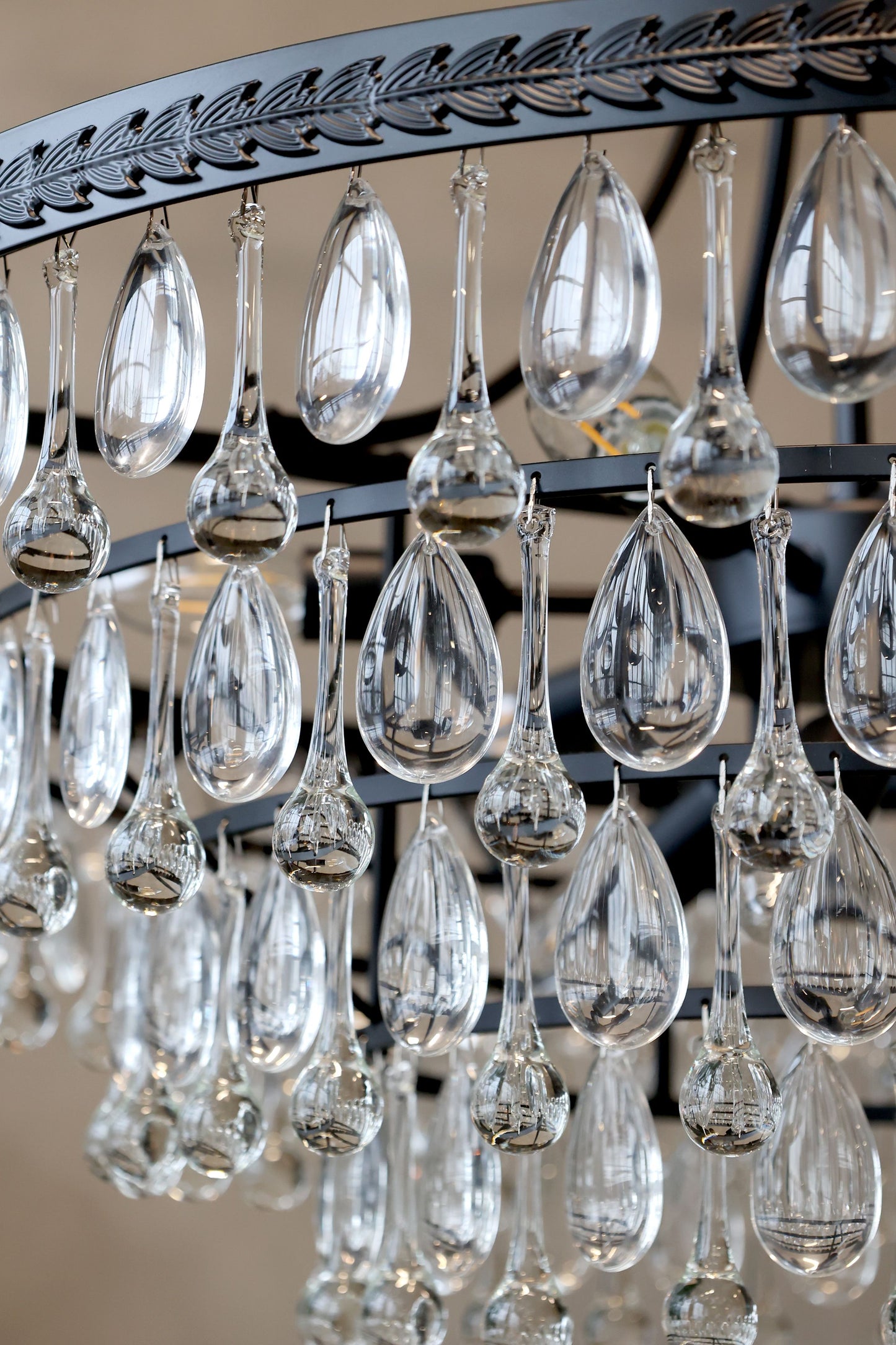 Chic Antique Lampa Versailles Ljuskrona med droppformade glasprismor H59/Ø90 cm svart