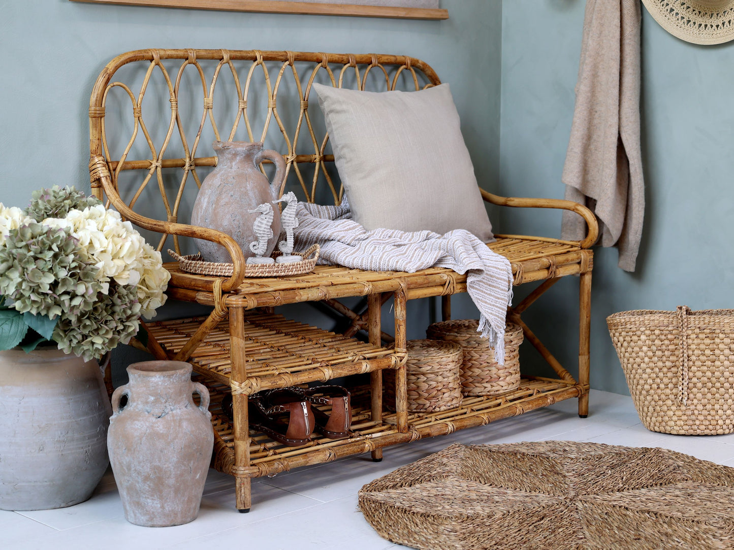 Sittbänk med ryggstöd och 2 hyllplan